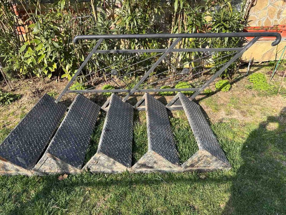 Метална външна стълба с парапет – здрава конструкция