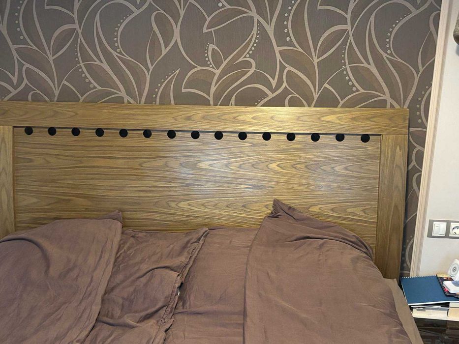 Продавам Спалня, нощни шкафчета 2 бр., гардероб и скрин