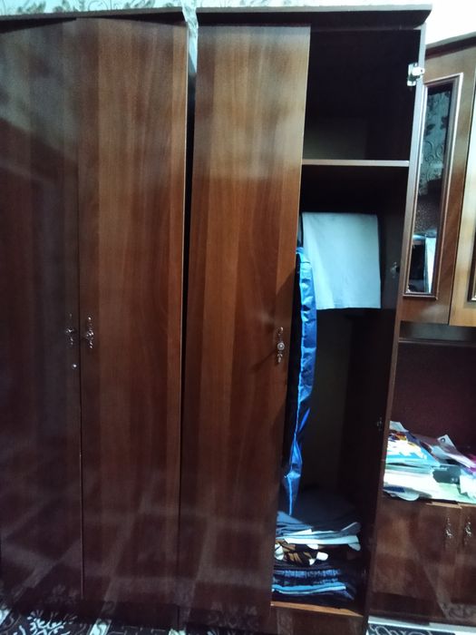 Стэнка.5 к,исмдан иборат.2 та к,исми кийм  учун 3та к,исми чинни ва бо