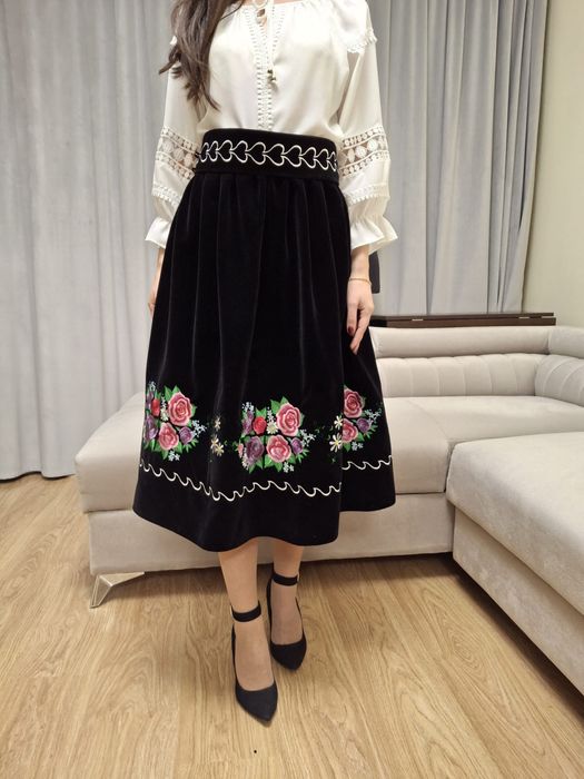 Unicat! Fuste brodate cu fir de matase