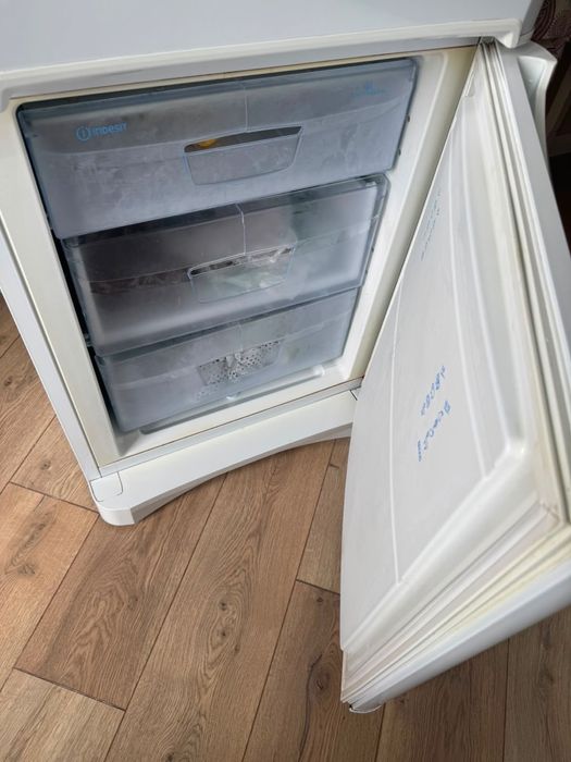 Продам холодильник indesit