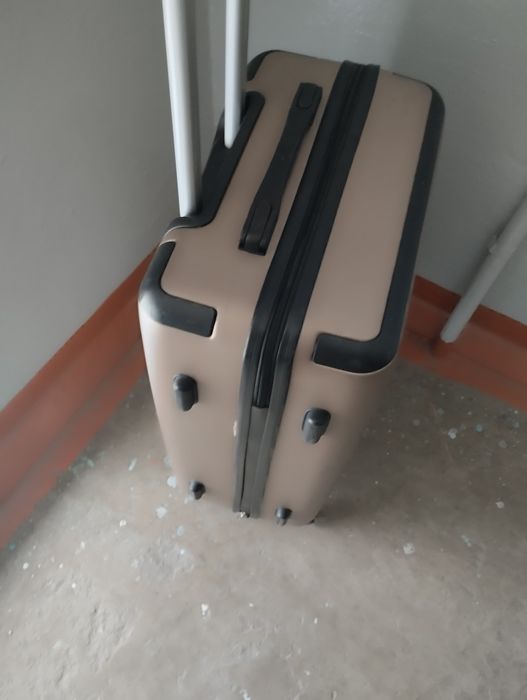 Чемодан среднего размера.