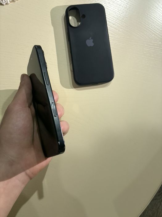Iphone 16 black.