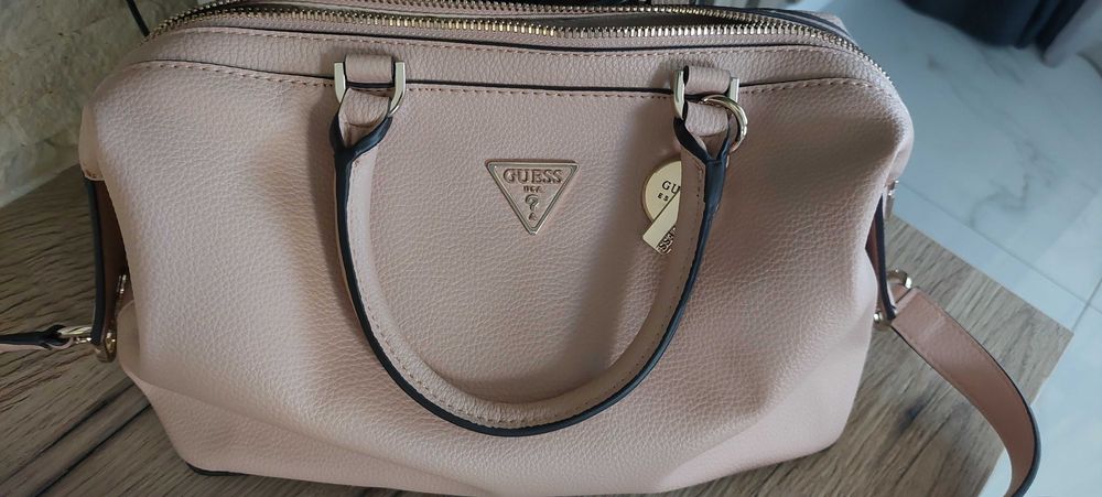 Дамска чанта GUESS