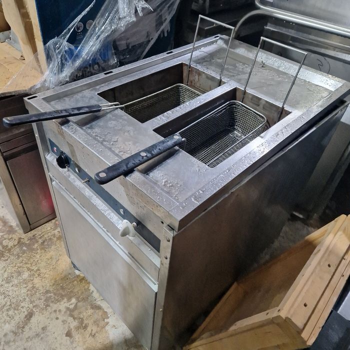 Friteuza dubla sau simpla  de putere, cu banc, din inox