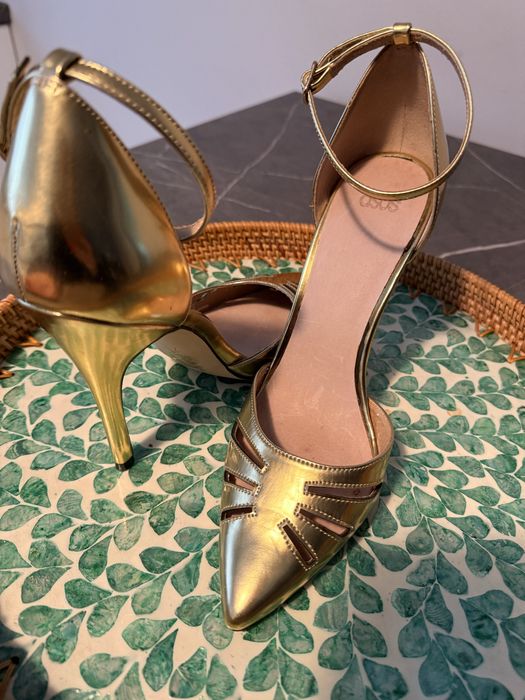 Pantofi eleganti aurii de super ocazie