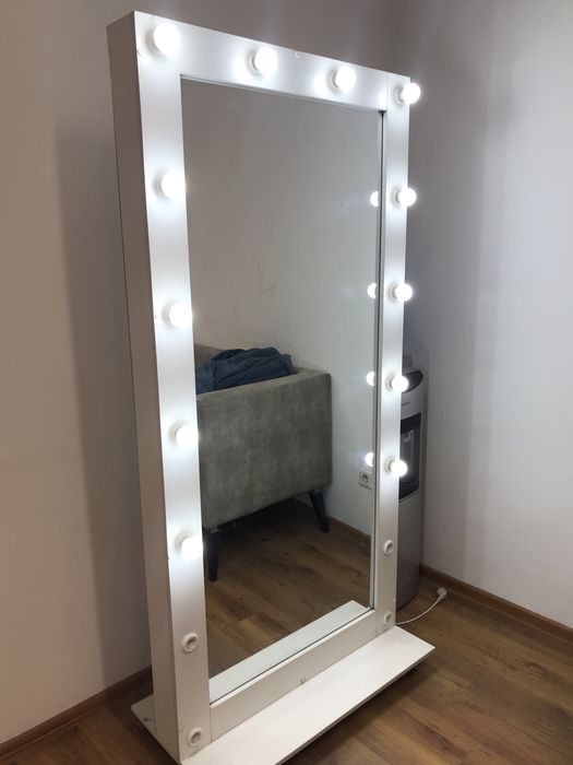 Гримерные зеркало на колесах с подсветкой