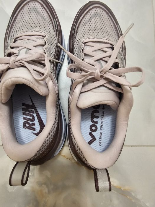 Nike Vomero Plus - Tattoo/Particle Rose/Hydrogen Blue
(NRF61529
Nike V