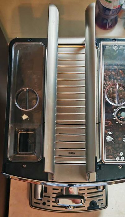 Espressor automat Saeco Xelsis – râșniță ceramică, carafă lapte