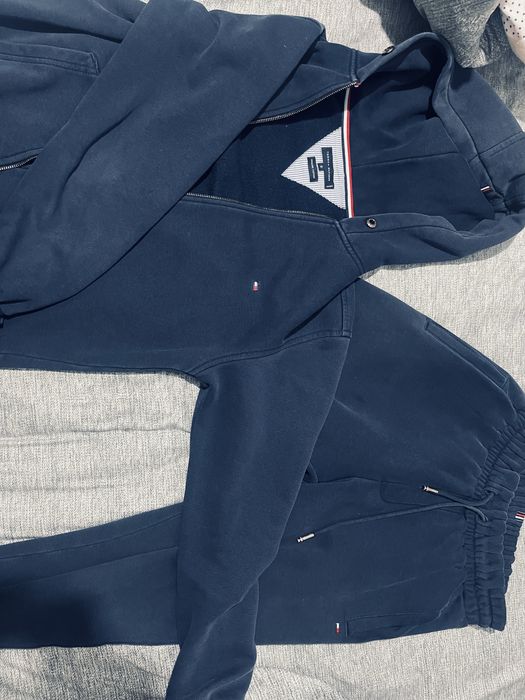 двойка tommy hilfigee