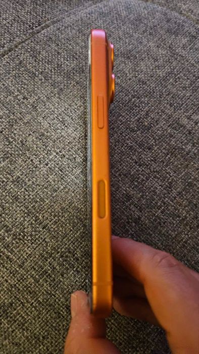 iPhone 17 pro orange