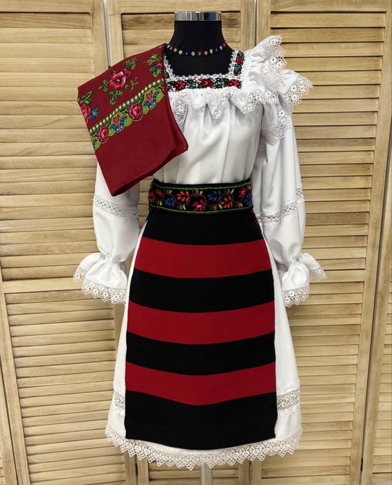 Costum traditional de Marmures pentru femei cu zadii/catrinte/fote