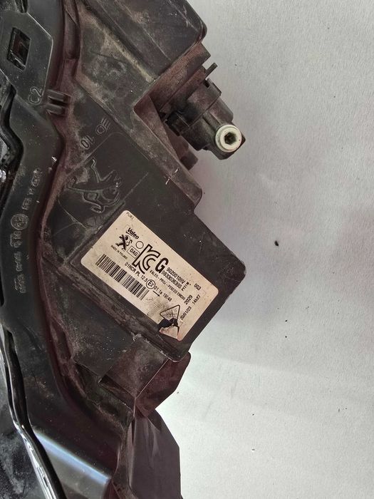 Оригинален  фар  Пежо 208  Peugeot 208  2008 full Led