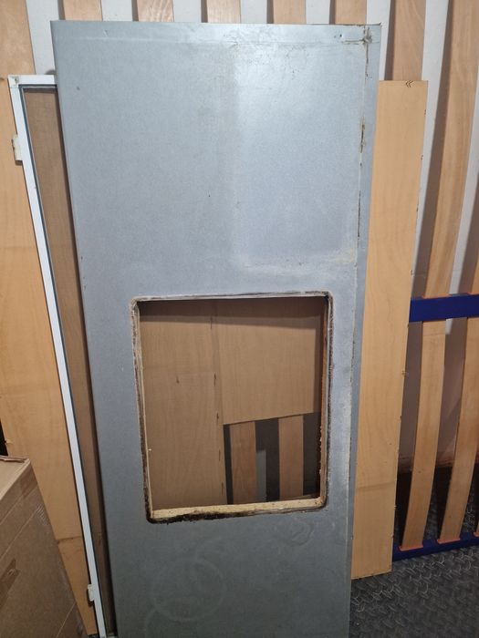 Мивка със смесителна батерия.