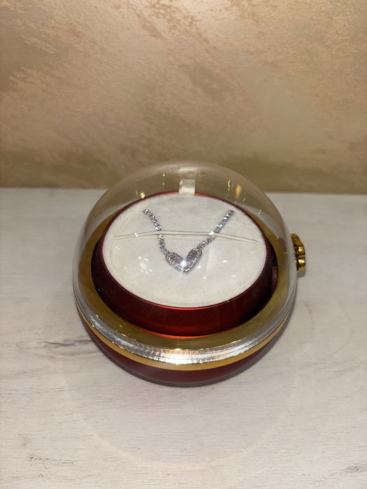 Cadou Valentine’s Day – Trandafir etern sub cupolă cu colier inimă