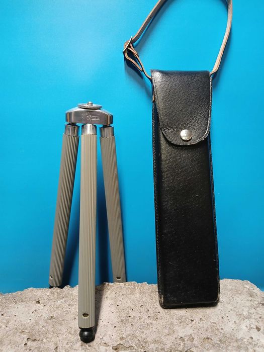 Стар статив,тринога за фотоапарат.