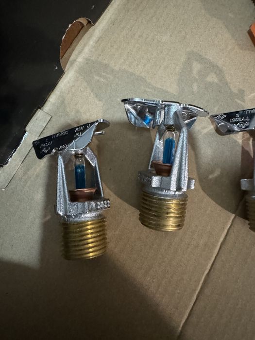 Sprinklere diferite modele. TYCO De colț sau normale, noi.