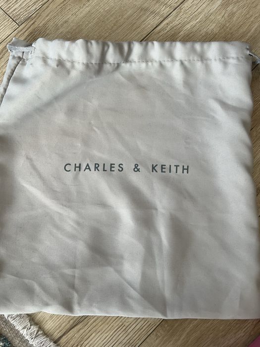 Сумка от Charles & Keith.