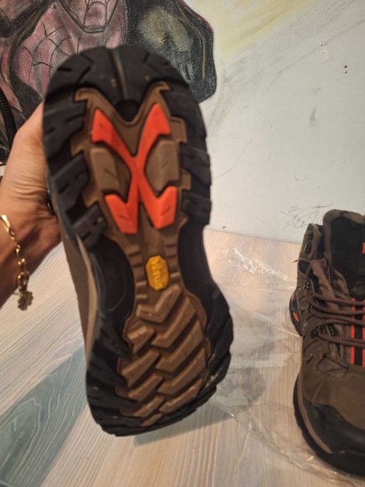 кроссовки, ботинки, туфли практически новые