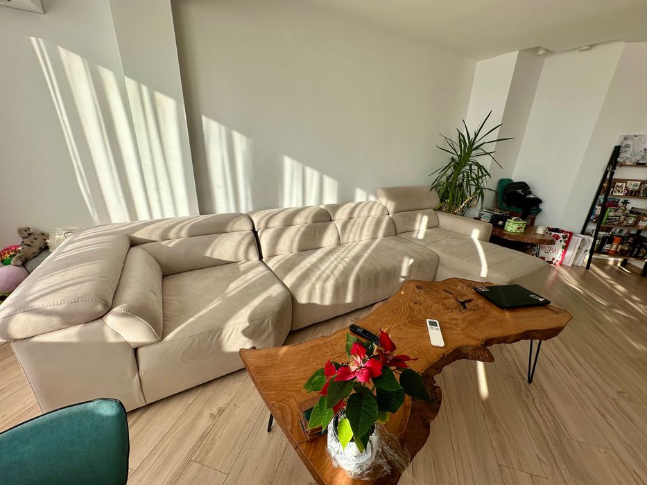 Голям и удобен диван за просторна всекидневна или офис