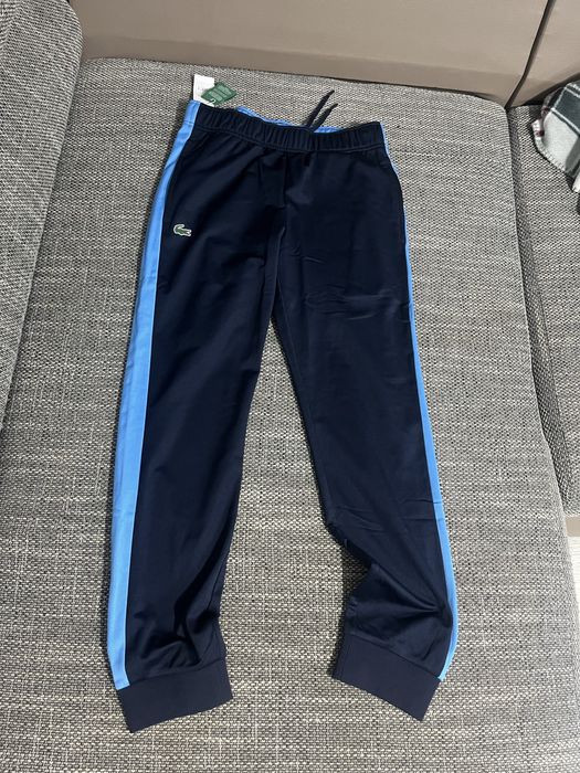 vand pantaloni lacoste