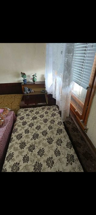2 броя легла с матраци + маса + ракла