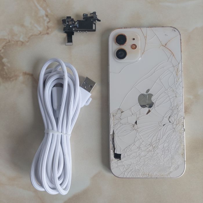 Vând Apple iPhone 12 alb [spart pe spate și cască defectă] /poze reale