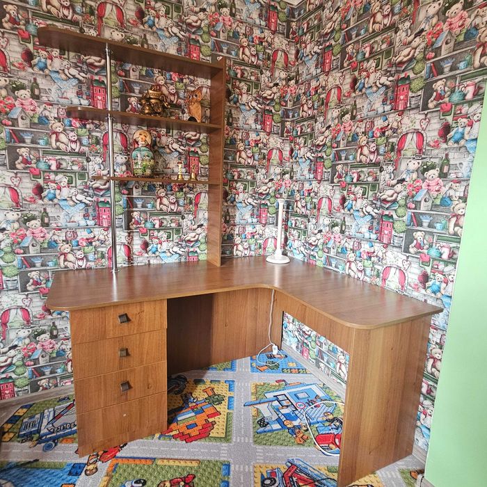 Стол письменный с полками