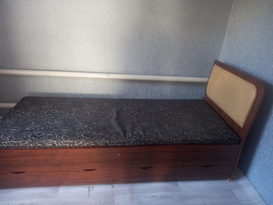 Кровать. В хорошем состоянии.