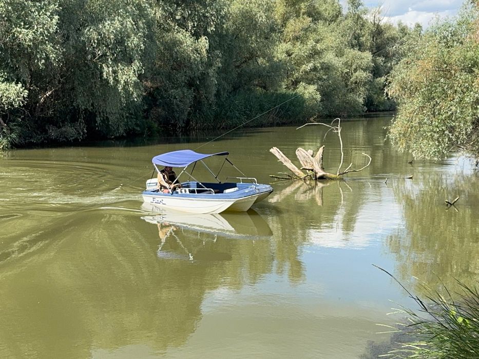 Vind sau schimb cu autoturism barca trimaran cu motor