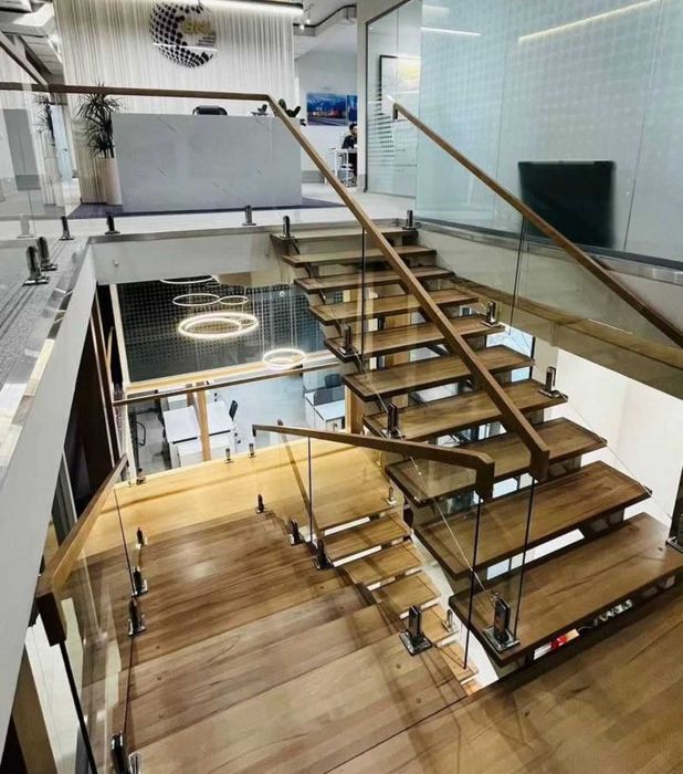 Изготовление лестницы премиум-класса: дерево, металл, стекло.