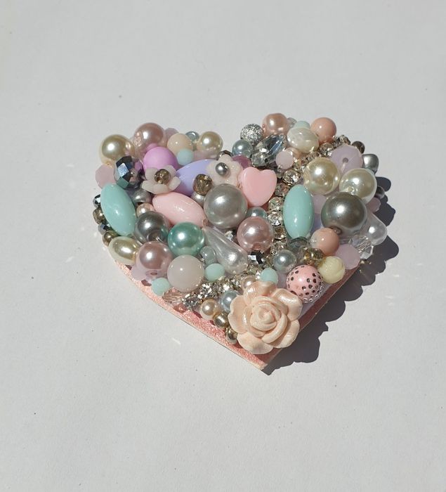 Broșă handmade unicat – inimă pastelată cu perle și cristale