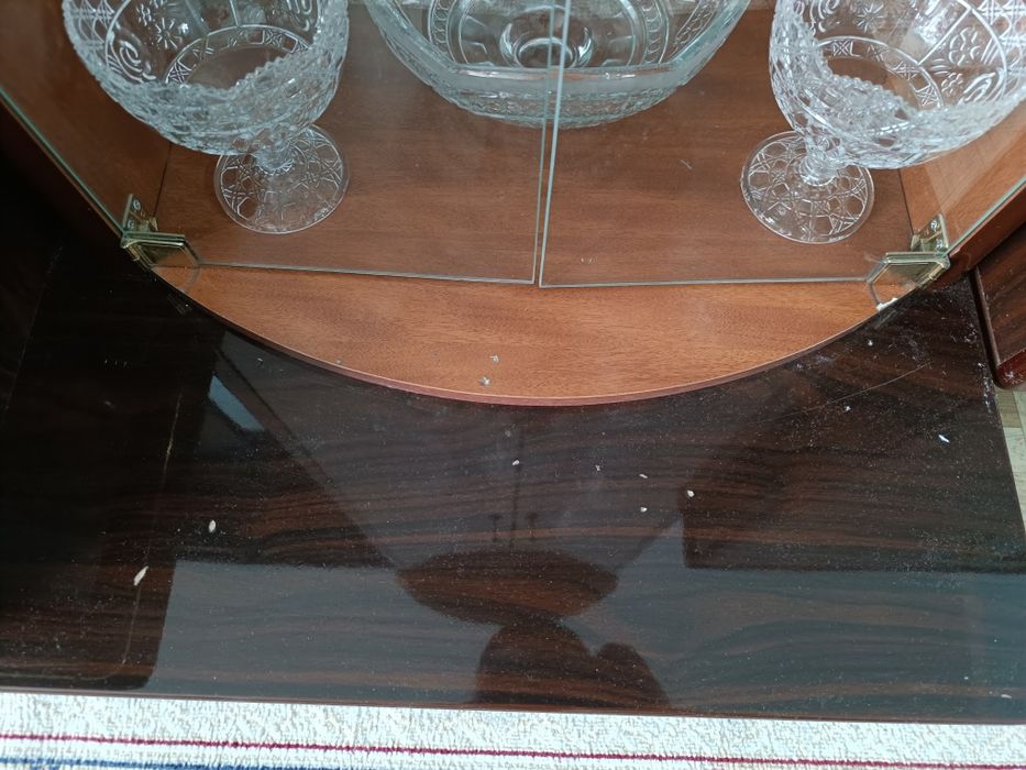 Продаем горку в гостиную/зал.