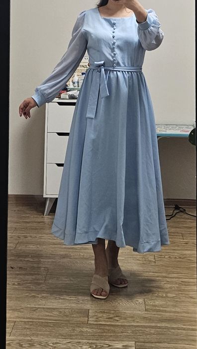 Платья чёрное и голубое