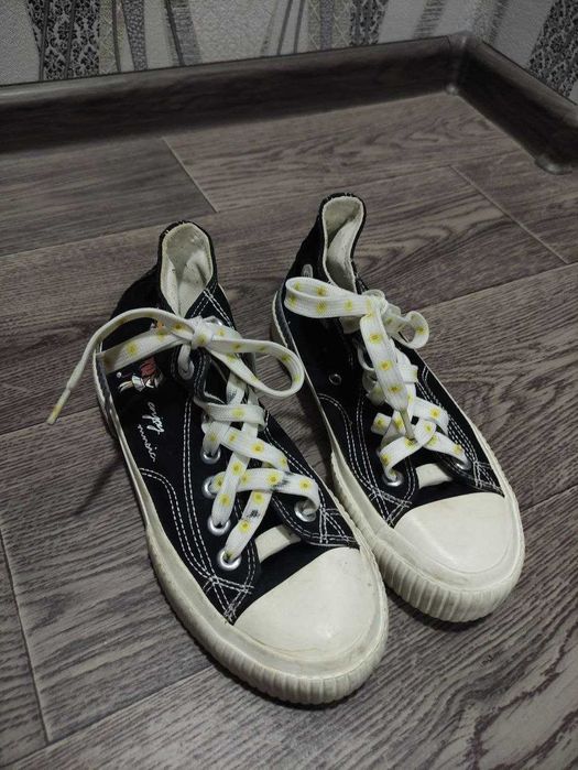 Продам модные конверсы на девочку 7-9 лет. Размер 35.