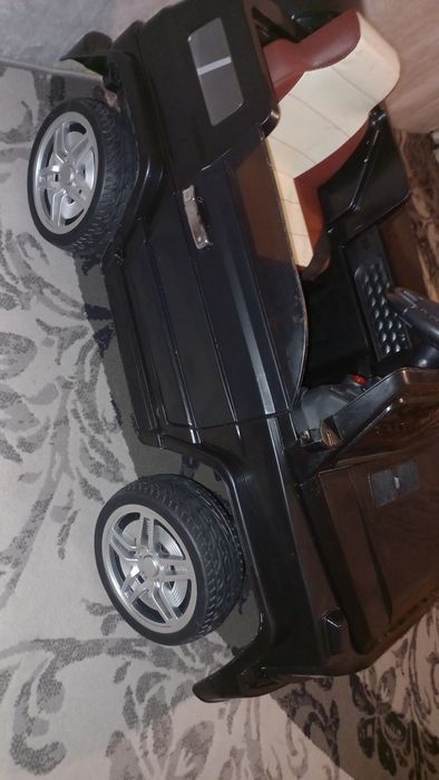 Продам машинку на пульте управления.