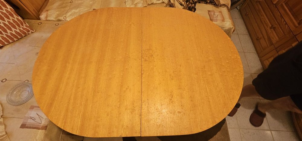 Продавам закачалки за антре,голямо огледало и кухненска маса от чам.