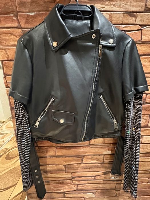 Късо кожено яке тип „Biker“ с ръкави от кристална мрежа