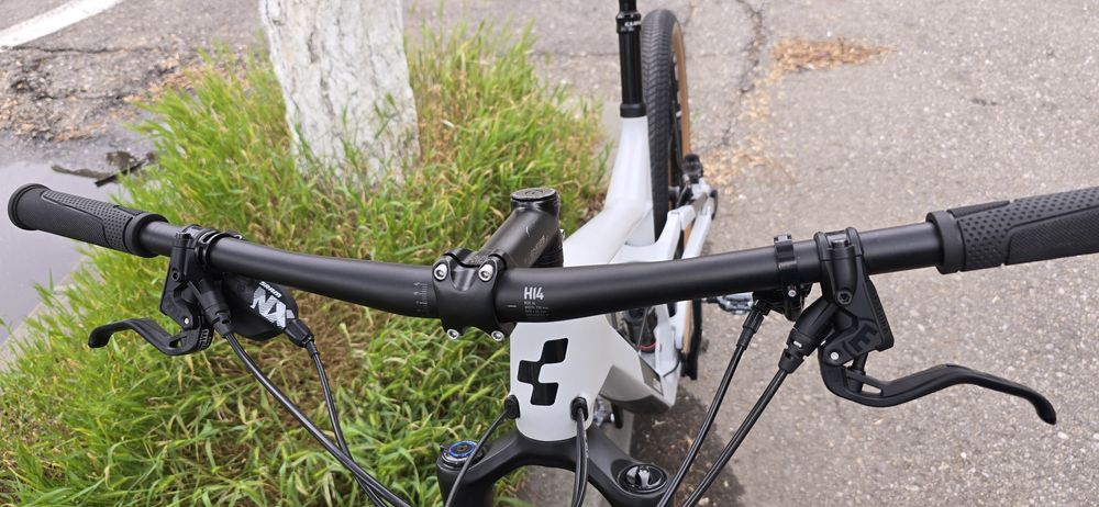 Bicicleta full suspension Cube Race Carbon