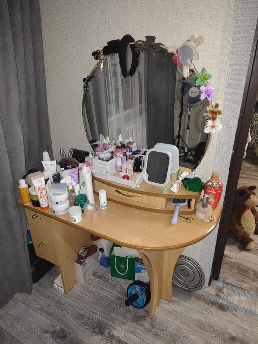 Продам спальный гарнитур кроватьь тумбочки, дамский столик, комод ,тум