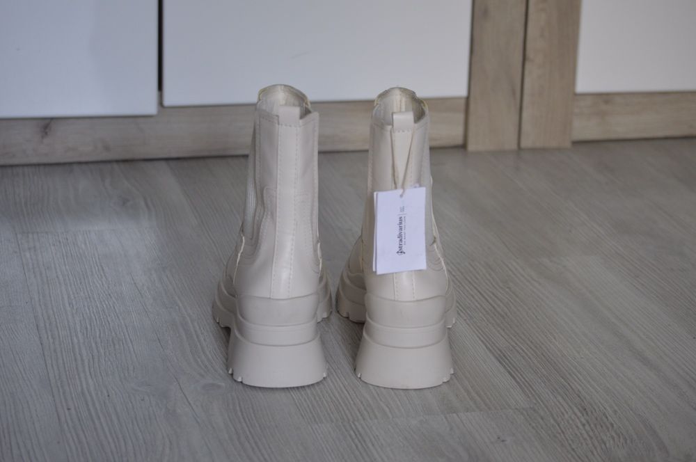 Ghete bocanci dama Stradivarius marimea 39 ecru alb crem