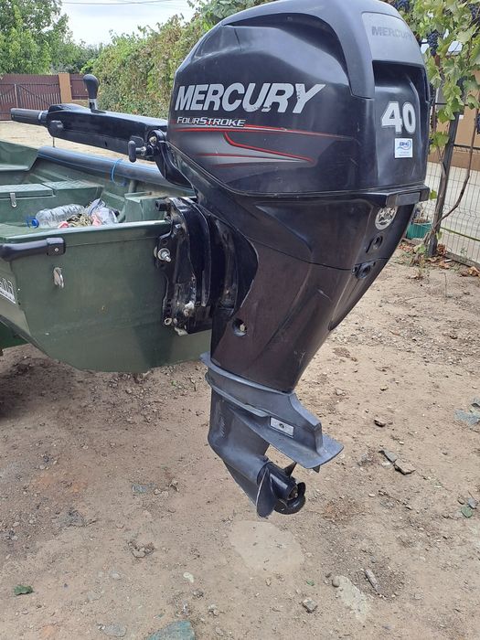 Vând schimb motor Mercury 40 cp