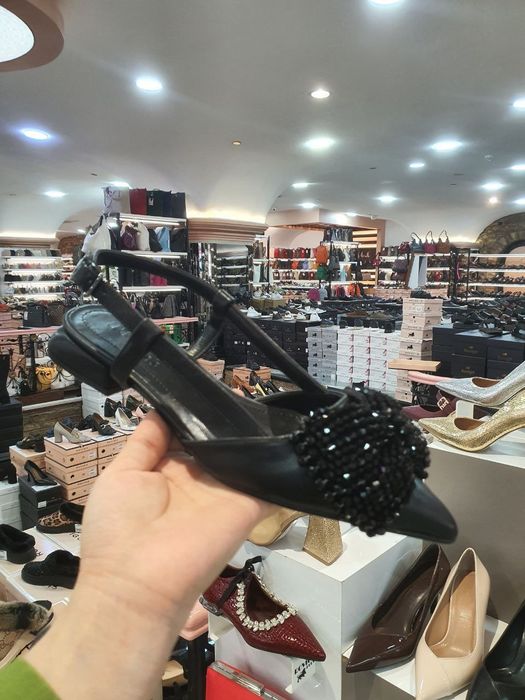 Женские туфли на низком удобном каблуке с красивым дизайном