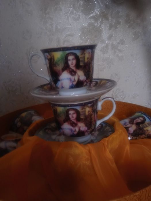 Чайные чашки и блюдца.