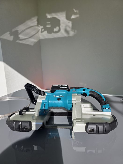 Fierastrau cu panglica Makita DPB 180