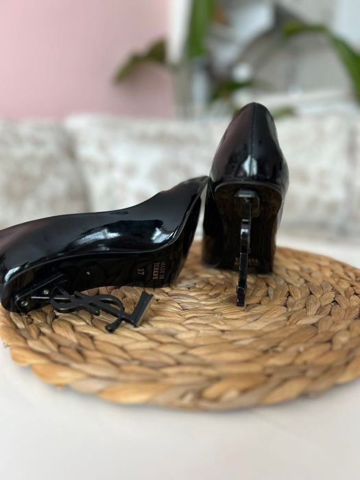 Обувки с ток различни модели