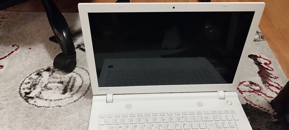 Бял лаптоп Toshiba