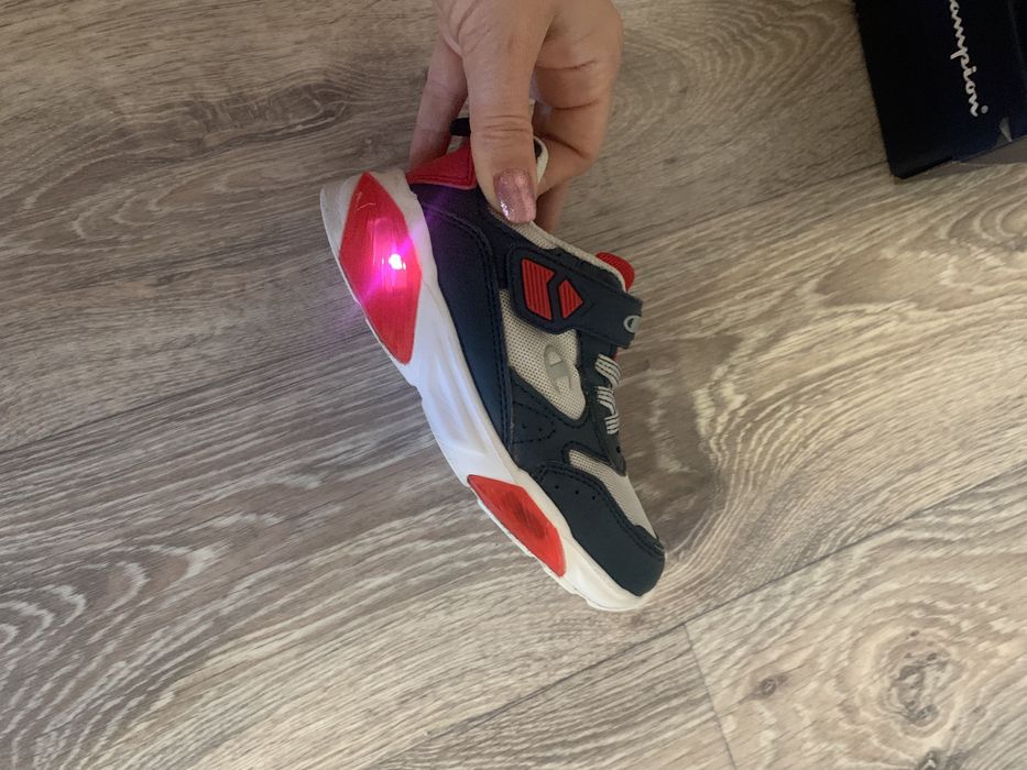 Детские кроссовки