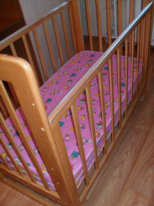 Детская кроватка с матрасом