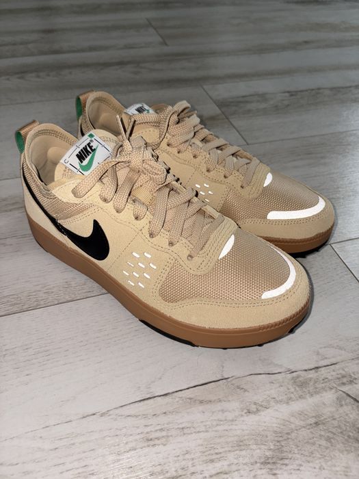 Adidasi Nike de barbati culoare crem .